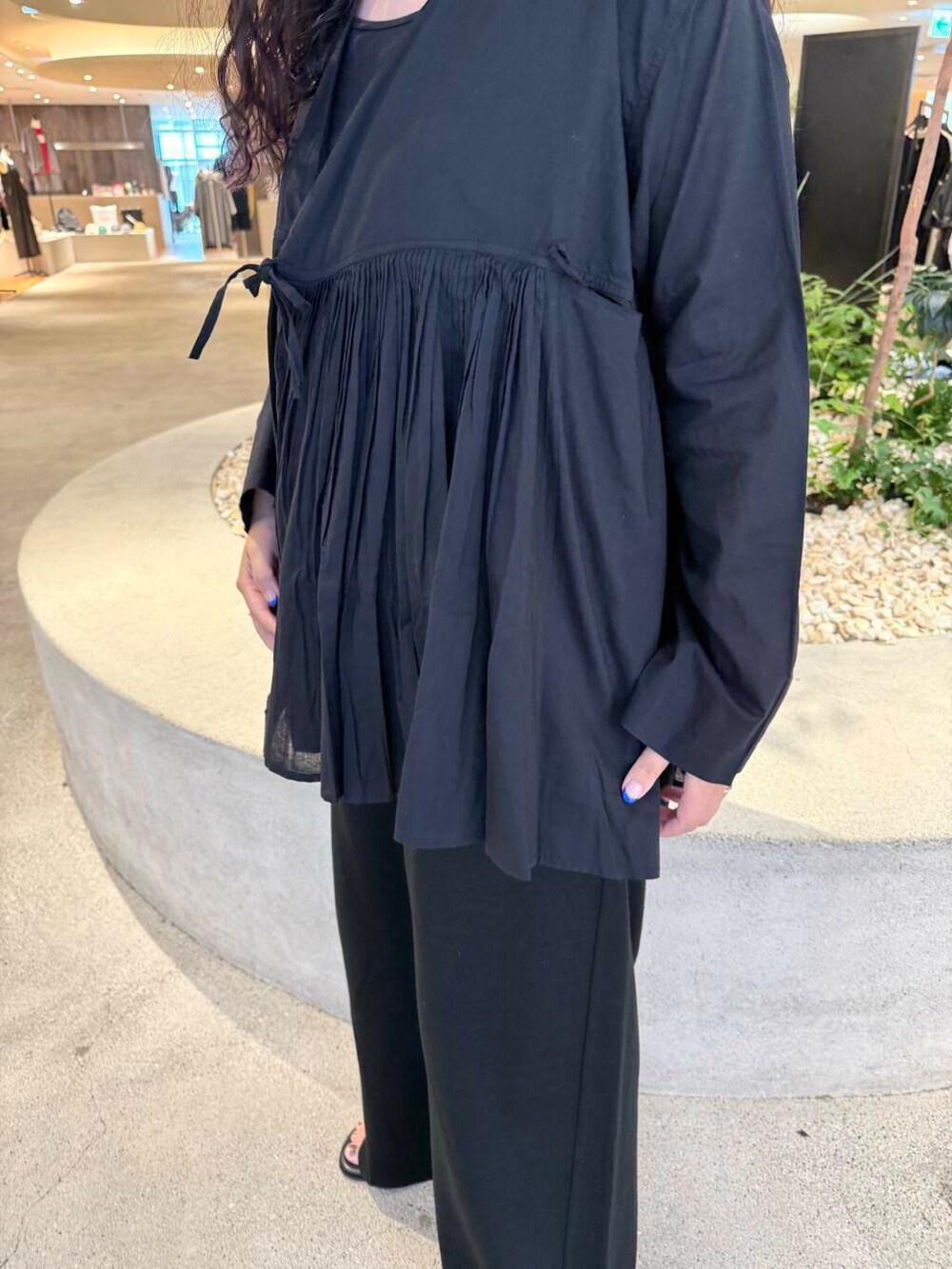 ブラック系のシャツ/ブラウス、ブラック系のその他パンツを着用したレディースの夏コーディネートの4枚目の写真