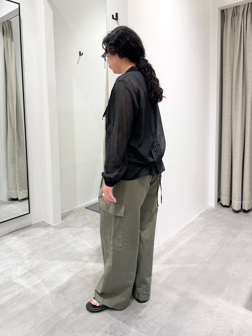 ブラック系のサンダル、ブラック系のシャツ/ブラウス、ブラック系のバッグを着用したレディースの春コーディネートの4枚目の写真