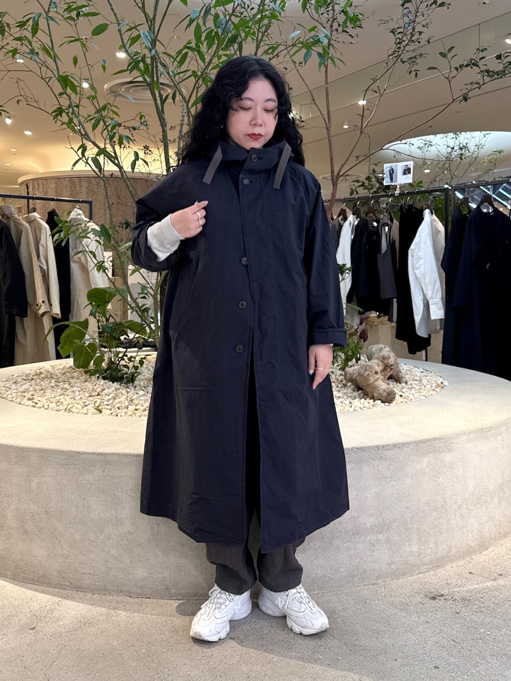 ブルー系のその他アウター、ベージュ系のスウェット、グレー系のその他パンツを着用したレディースの冬コーディネートの4枚目の写真