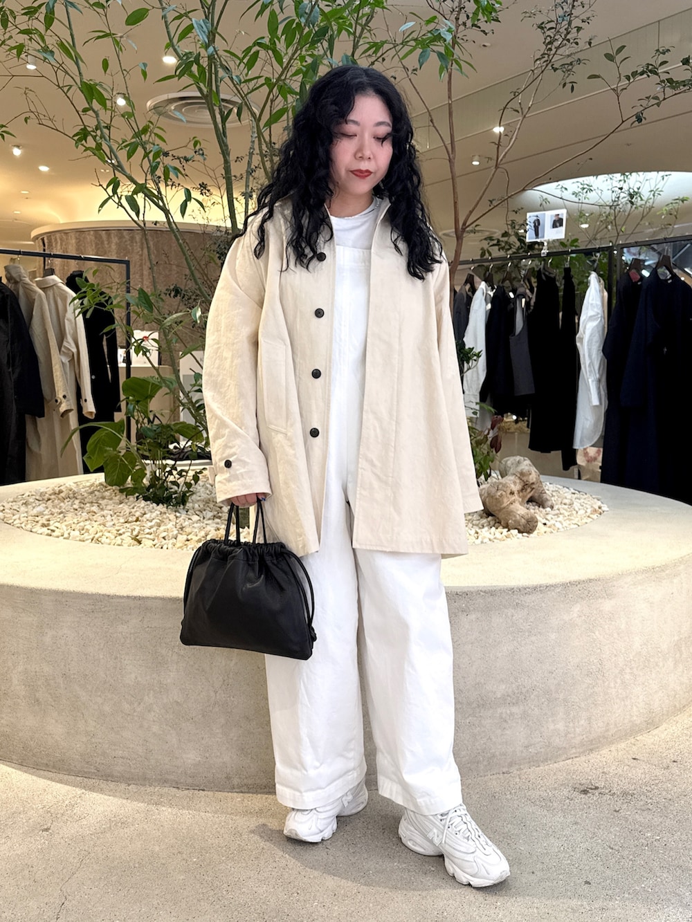 ブラック系のバッグ、ホワイト系のTシャツ/カットソー、ホワイト系のその他アウターを着用したレディースの冬コーディネートの6枚目の写真