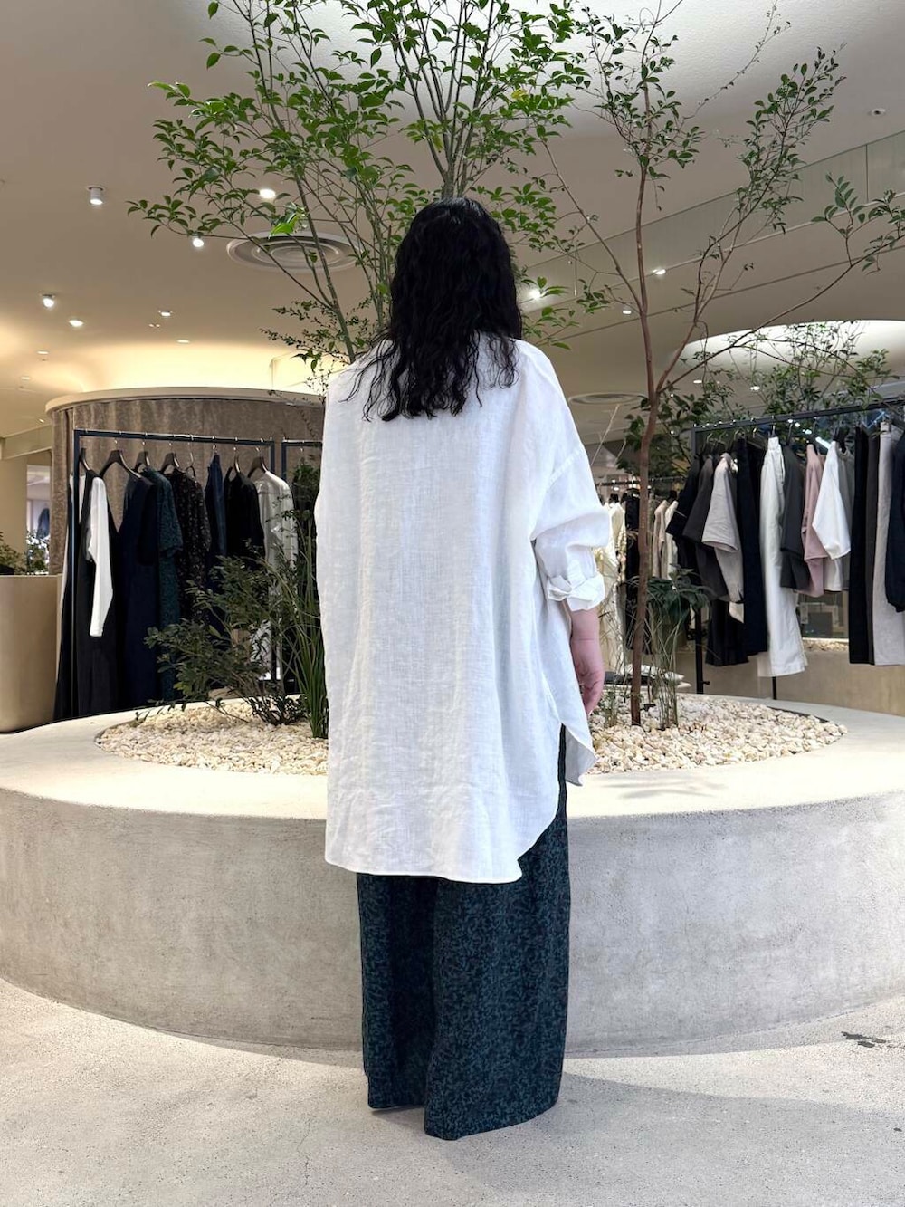 ホワイト系のシャツ/ブラウス、ブルー系のその他パンツを着用したレディースの春コーディネートの3枚目の写真