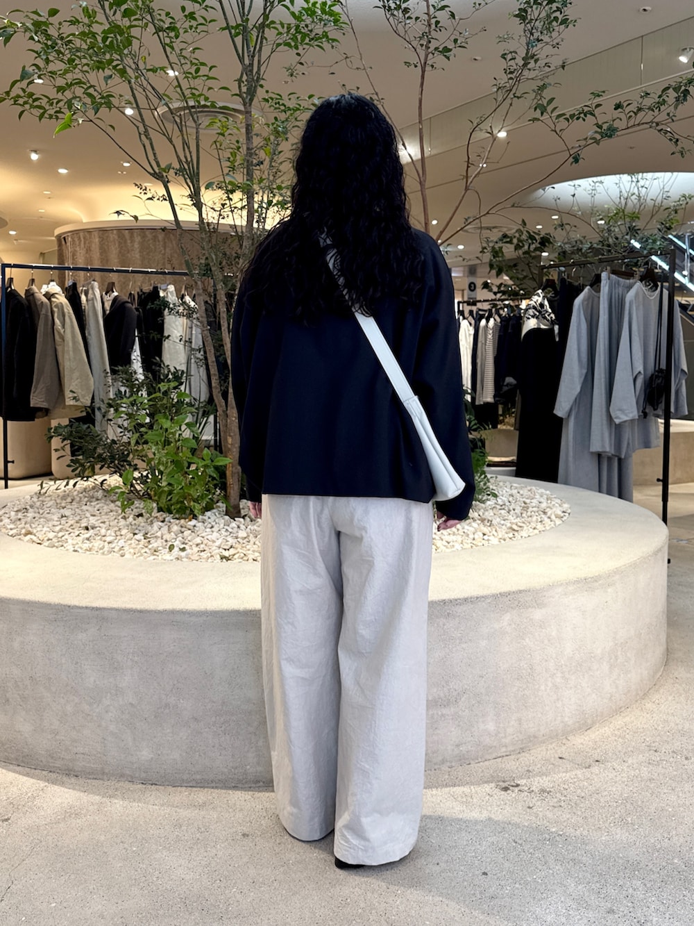 ホワイト系のショルダーバッグ、グレー系のその他パンツ、ブラック系のトップスを着用したレディースの秋コーディネートの3枚目の写真