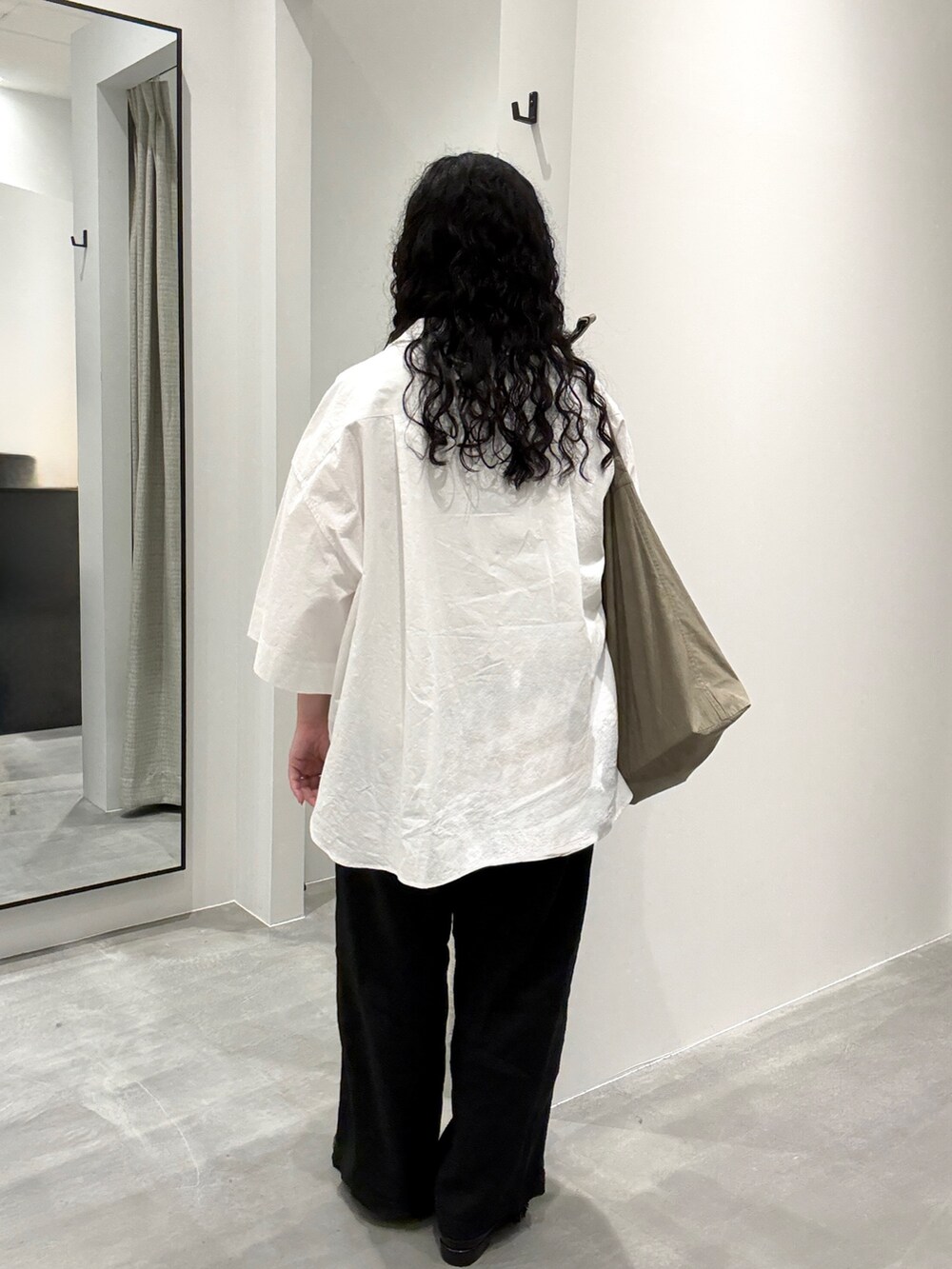 ホワイト系のシャツ/ブラウス、ブラック系のその他パンツ、ベージュ系のタンクトップを着用したレディースの春コーディネートの3枚目の写真