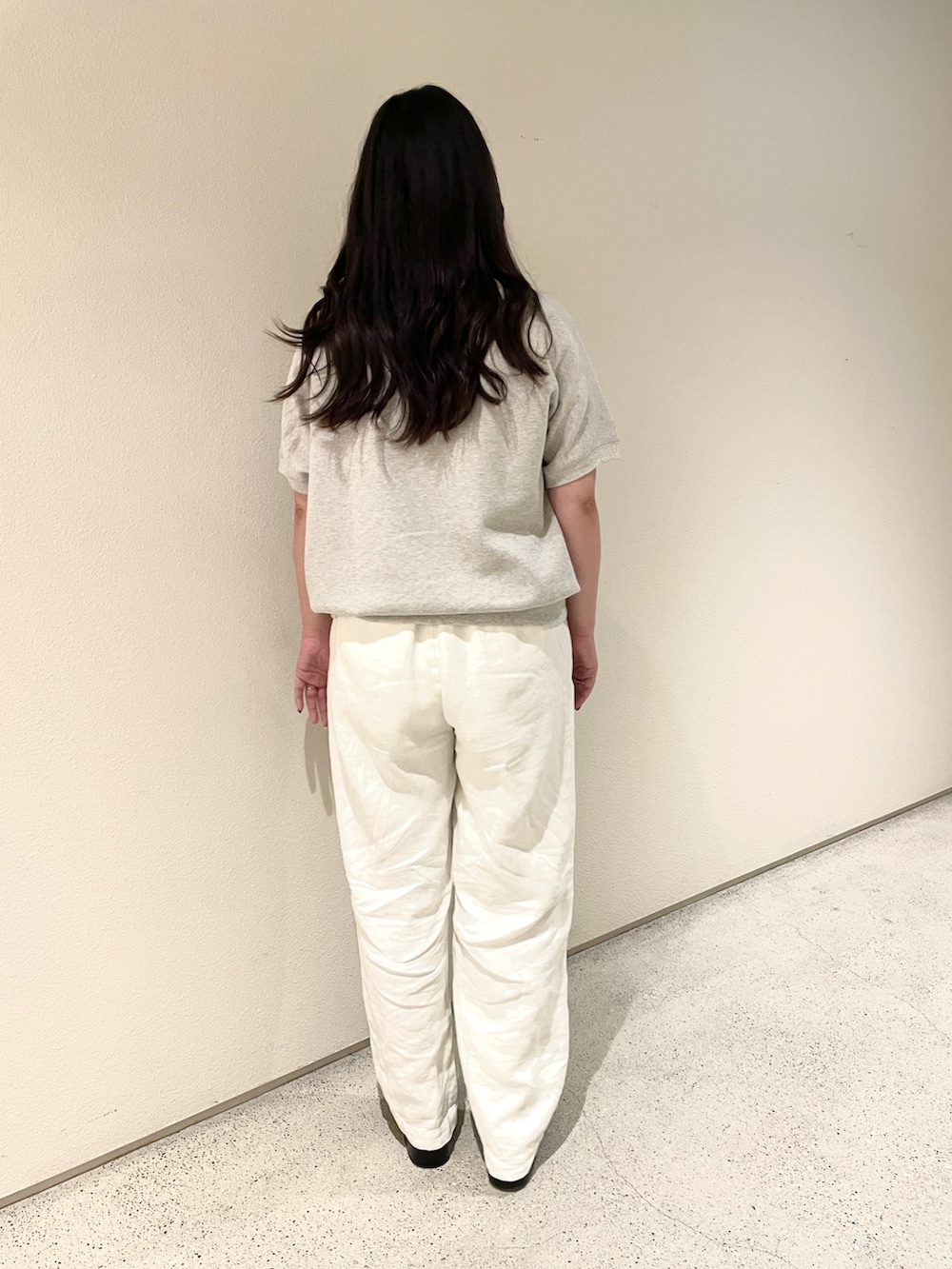 ベージュ系のTシャツ/カットソー、ホワイト系のその他パンツを着用したレディースの夏コーディネートの2枚目の写真