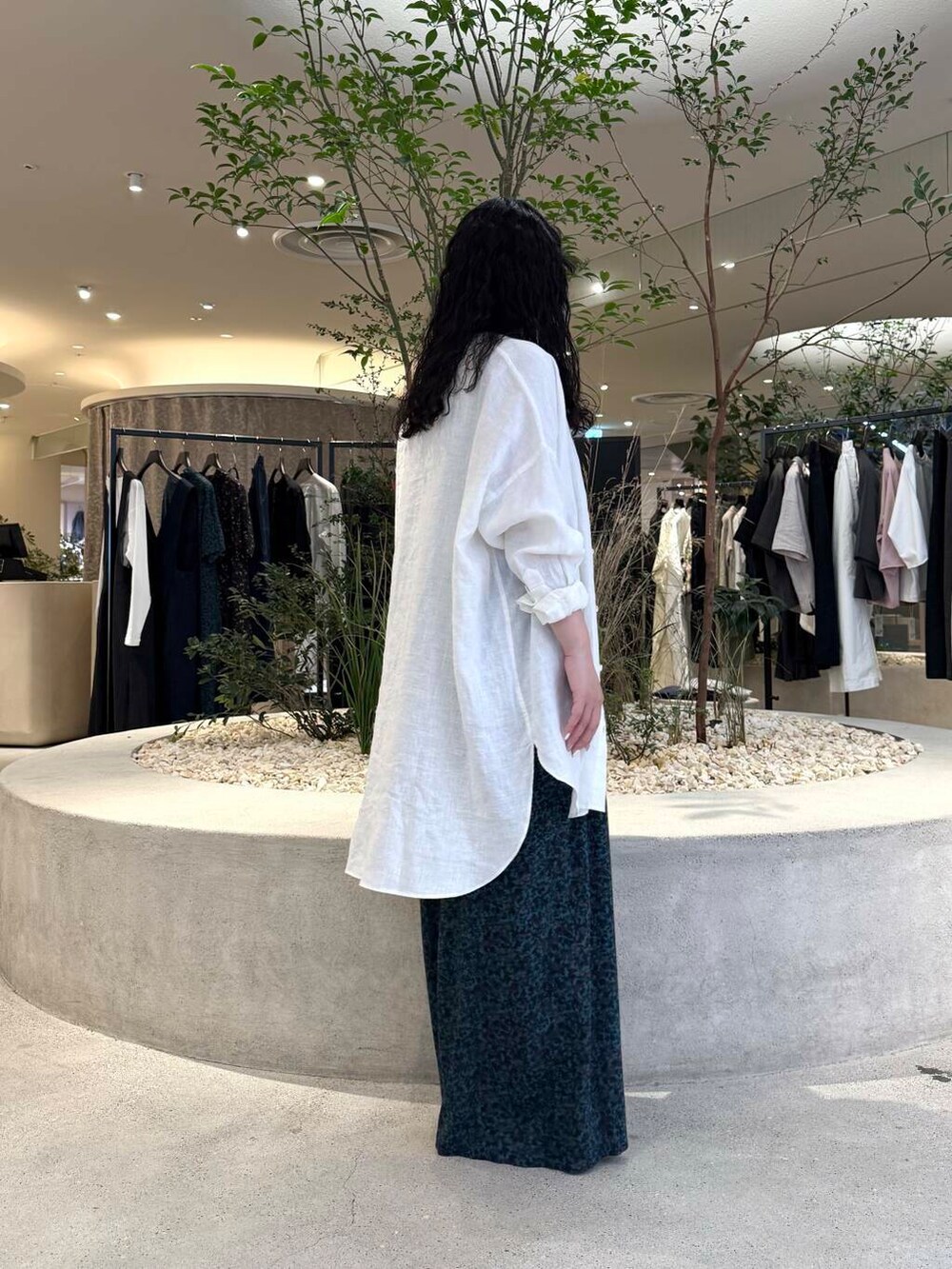 ホワイト系のシャツ/ブラウス、ブルー系のその他パンツを着用したレディースの春コーディネートの2枚目の写真