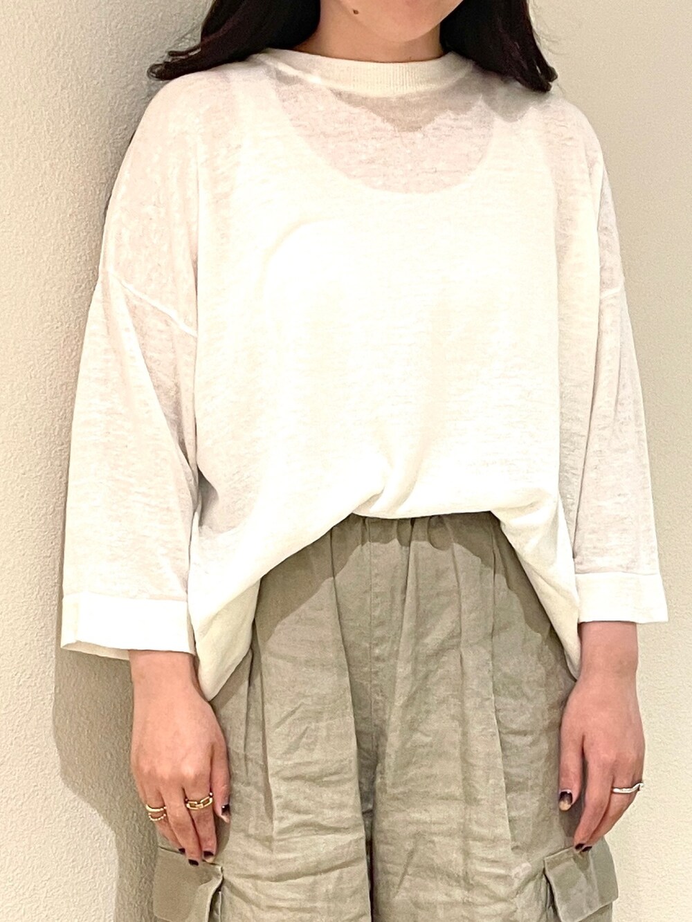 ホワイト系のニット/セーター、ベージュ系のその他パンツを着用したレディースの夏コーディネートの3枚目の写真