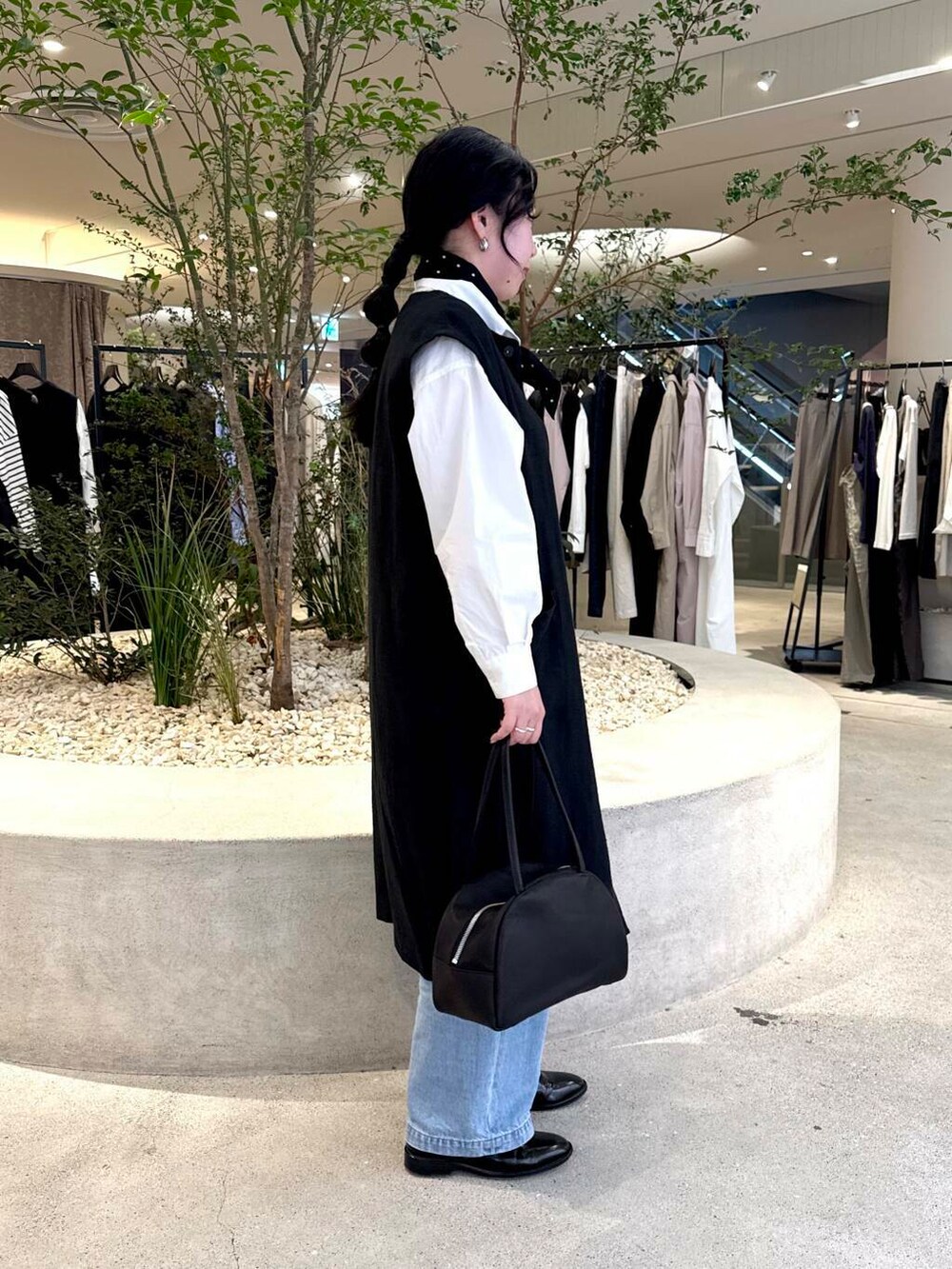 「かぐれ、レイヤードスタイル、newarrival、旅行コーデ、骨格ストレート、イエベ秋、ストレート×イエベ秋、即戦力シャツコーデ、ストレート×カジュアル、休日スタイル、モノトーン、大人カジュアル、オトナカジュアル」｜「かぐれのフェードデニムイージーパンツ（デニムパンツ、ブルー系）」を使った、sakaiさん（レディース・160cm）の春コーディネートの2枚目の写真