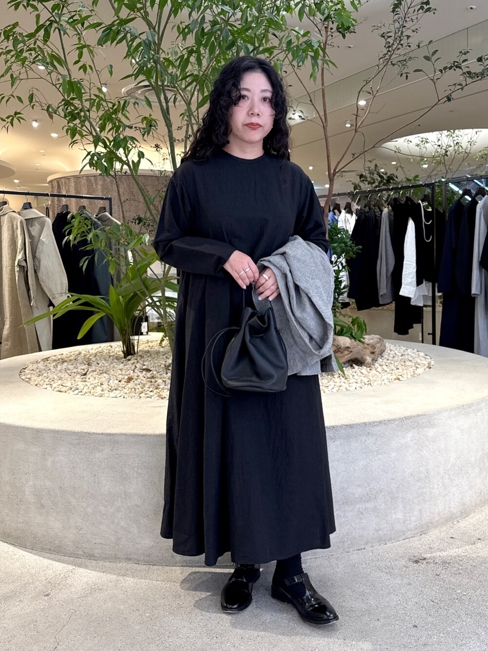 グレー系のその他アウター、ブルー系のワンピース、ブラック系のその他雑貨を着用したレディースの冬コーディネートの5枚目の写真