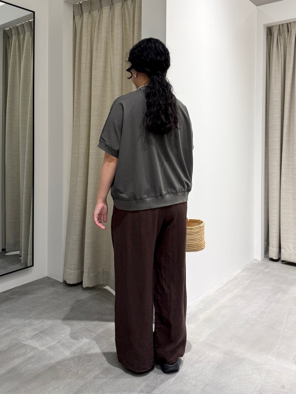 グレー系のTシャツ/カットソー、ベージュ系のかごバッグ、ブラウン系のその他パンツを着用したレディースの夏コーディネートの4枚目の写真