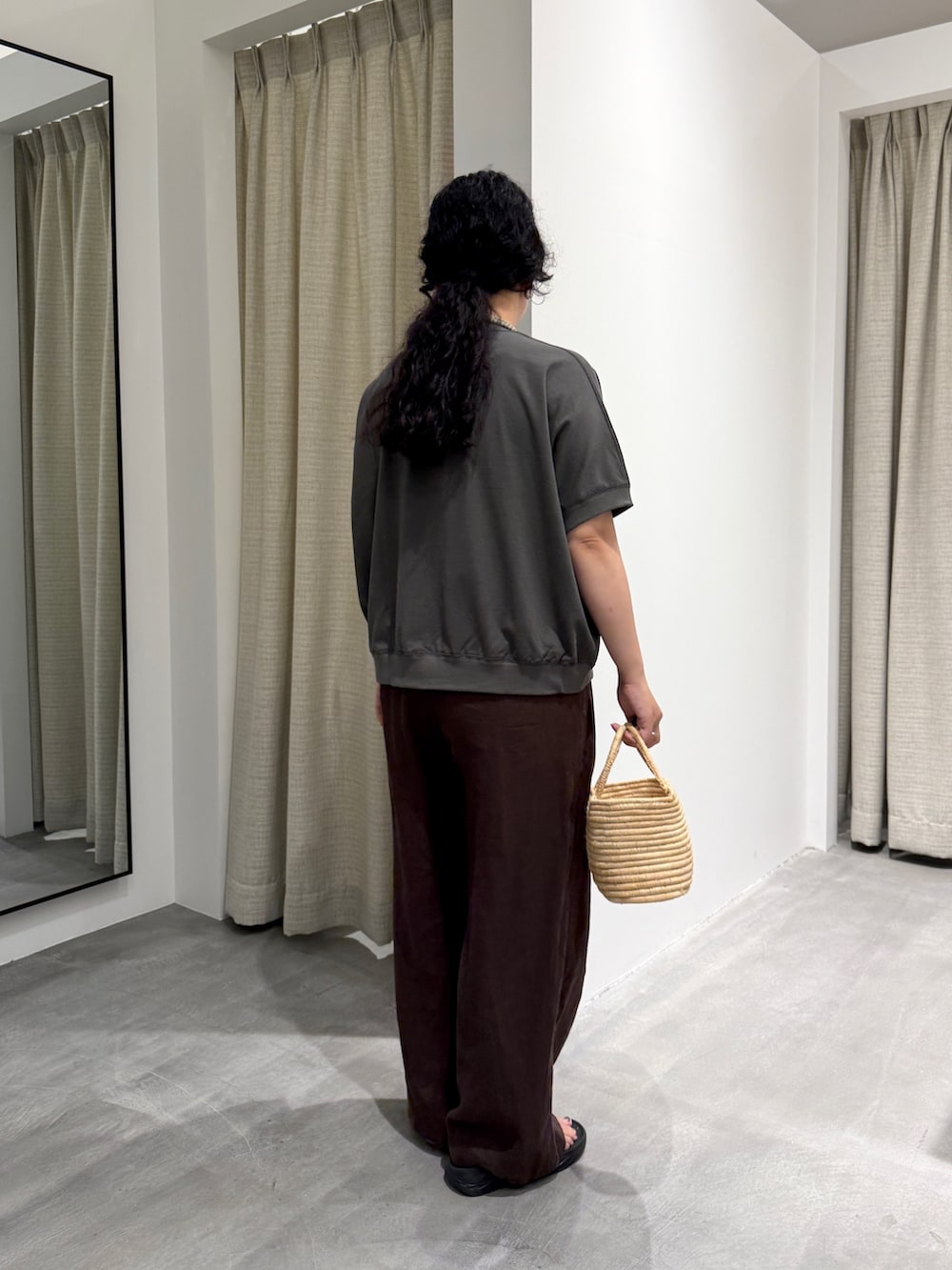 グレー系のTシャツ/カットソー、ベージュ系のかごバッグ、ブラウン系のその他パンツを着用したレディースの夏コーディネートの2枚目の写真