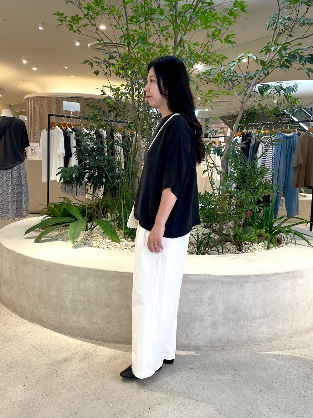 ブラック系のTシャツ/カットソー、ホワイト系のバッグ、ホワイト系のその他パンツを着用したレディースの夏コーディネートの2枚目の写真