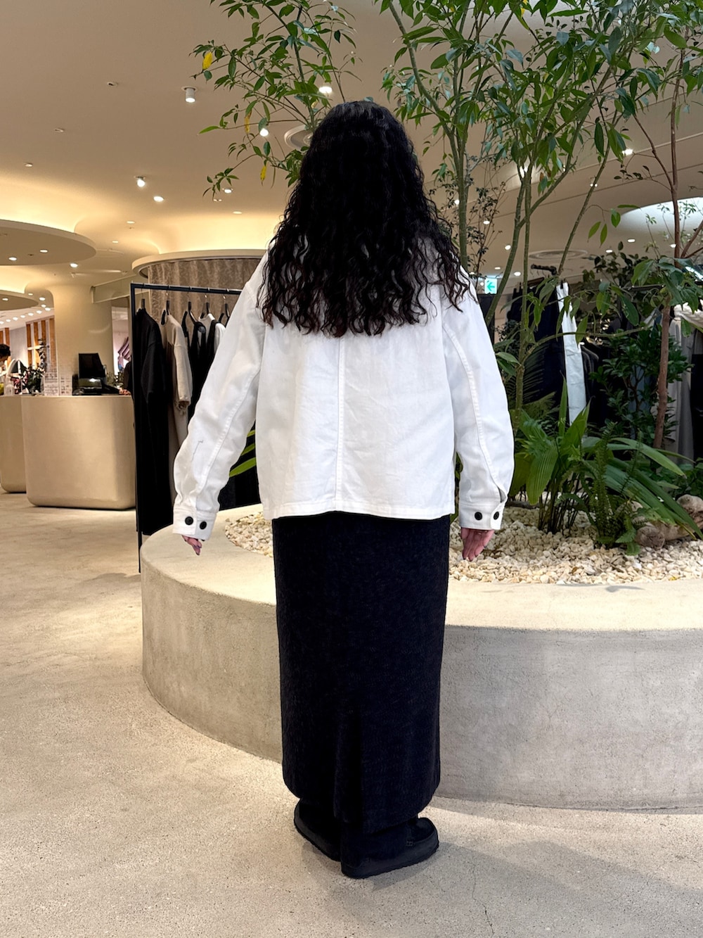 ホワイト系のカバーオール、ブラック系のTシャツ/カットソー、グレー系のワンピースを着用したレディースの冬コーディネートの3枚目の写真