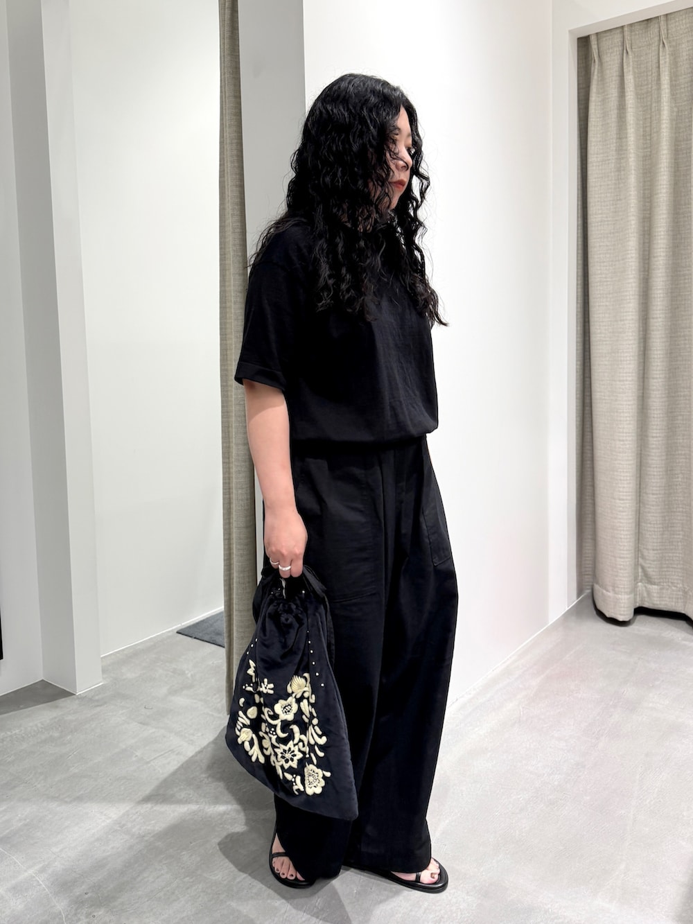 ブラック系のニット/セーター、ブラック系のその他パンツ、ブラック系のショルダーバッグを着用したレディースの夏コーディネートの2枚目の写真