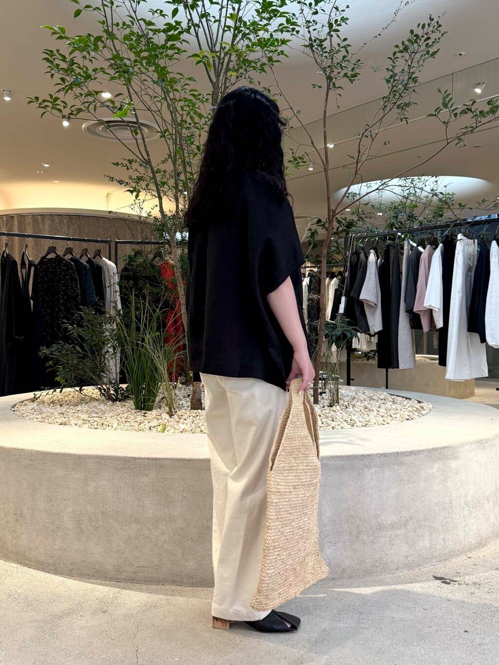 ベージュ系のその他パンツ、ブラック系のシャツ/ブラウスを着用したレディースの春コーディネートの2枚目の写真