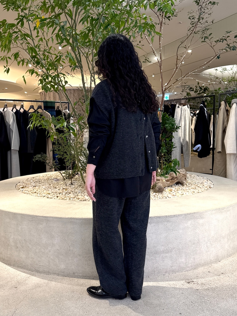 ブラック系のショルダーバッグ、ブラック系のシャツ/ブラウス、グレー系のその他パンツを着用したレディースの冬コーディネートの4枚目の写真