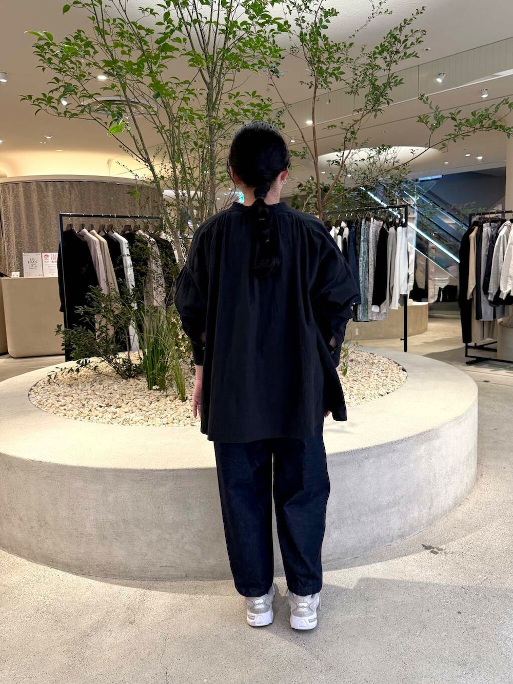 「かぐれ、newarrival、骨格ストレート、イエベ秋、ストレート×イエベ秋、ストレート×カジュアル、ブラウスが主役の春コーデ、ブラック、デニム、デニムパンツ、ブラウス、ナチュラル、パンツスタイル、スニーカー」｜「かぐれのデニムクロップドパンツ（デニムパンツ、ブルー系）」を使った、sakaiさん（レディース・160cm）の春コーディネートの3枚目の写真