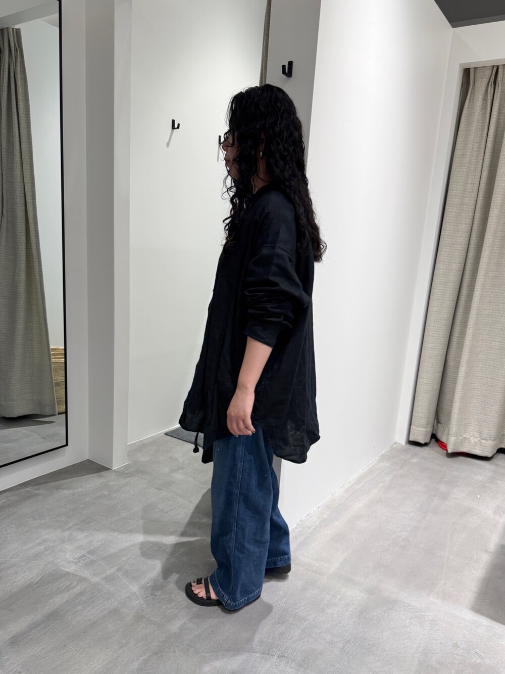 ブルー系のデニムパンツ、ブラック系のTシャツ/カットソー、シルバー系のネックレスを着用したレディースの夏コーディネートの4枚目の写真