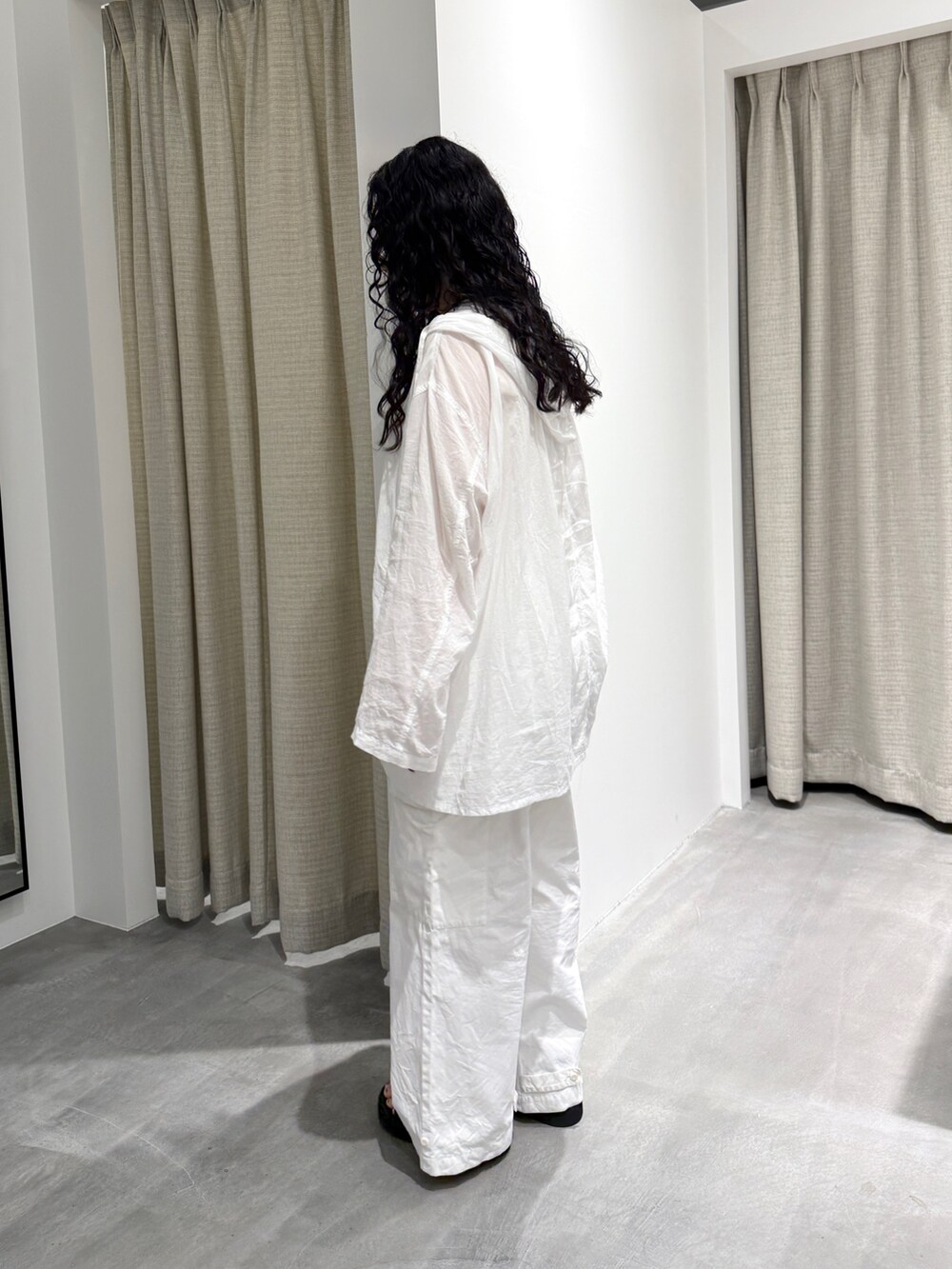ホワイト系のシャツ/ブラウス、ホワイト系のその他パンツ、ブラック系のハンドバッグを着用したレディースの夏コーディネートの4枚目の写真