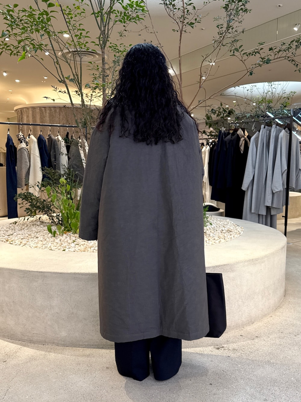 ブラック系のトートバッグ、グレー系のダウンジャケット/コートを着用したレディースの秋コーディネートの3枚目の写真