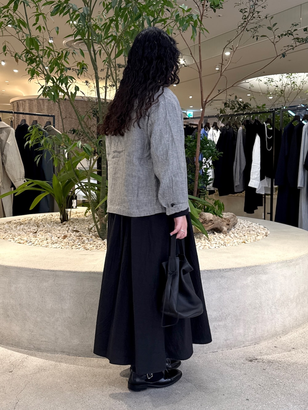 グレー系のその他アウター、ブルー系のワンピース、ブラック系のその他雑貨を着用したレディースの冬コーディネートの2枚目の写真