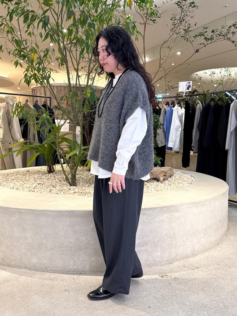 ホワイト系のTシャツ/カットソー、グレー系のその他パンツ、グレー系のベストを着用したレディースの冬コーディネートの4枚目の写真