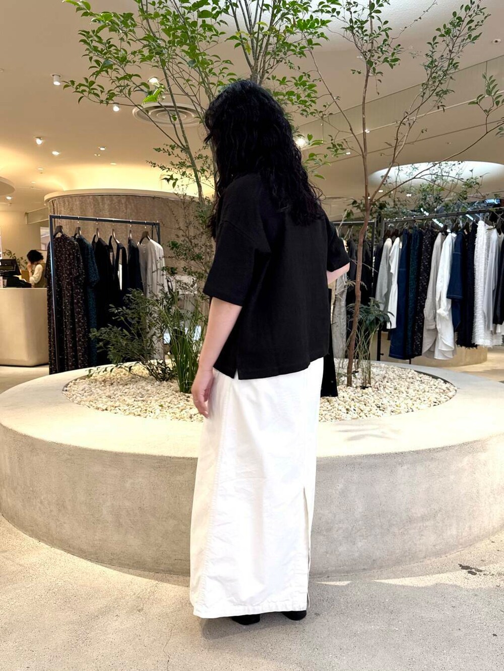 ホワイト系のスカート、ブラック系のシャツ/ブラウスを着用したレディースの春コーディネートの4枚目の写真