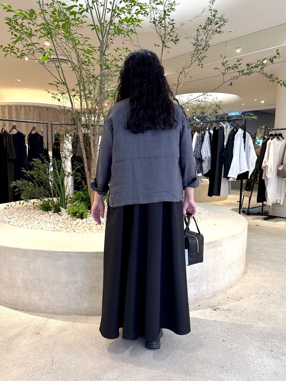 ブラック系のワンピース、ブラック系のバッグ、ブラック系のシャツ/ブラウスを着用したレディースの夏コーディネートの3枚目の写真