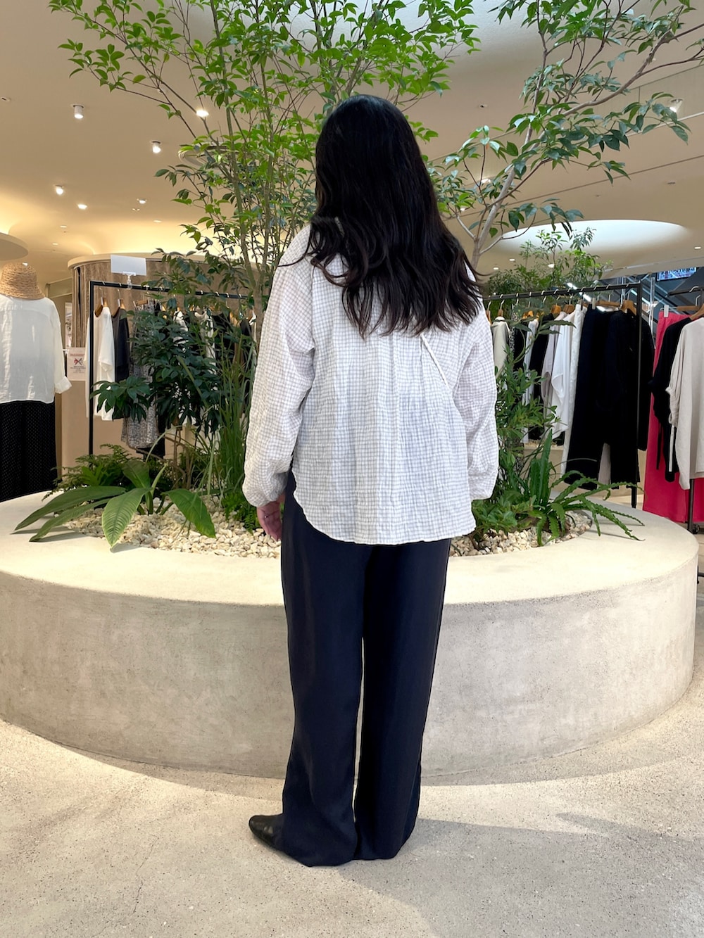 ホワイト系のシャツ/ブラウス、ブルー系のその他パンツ、ホワイト系のショルダーバッグを着用したレディースの夏コーディネートの2枚目の写真