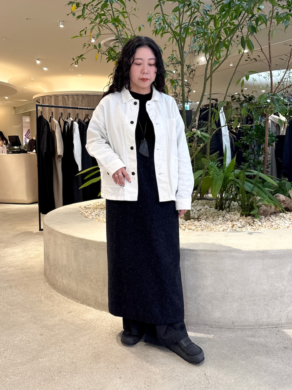 ホワイト系のカバーオール、ブラック系のTシャツ/カットソー、グレー系のワンピースを着用したレディースの冬コーディネートの5枚目の写真