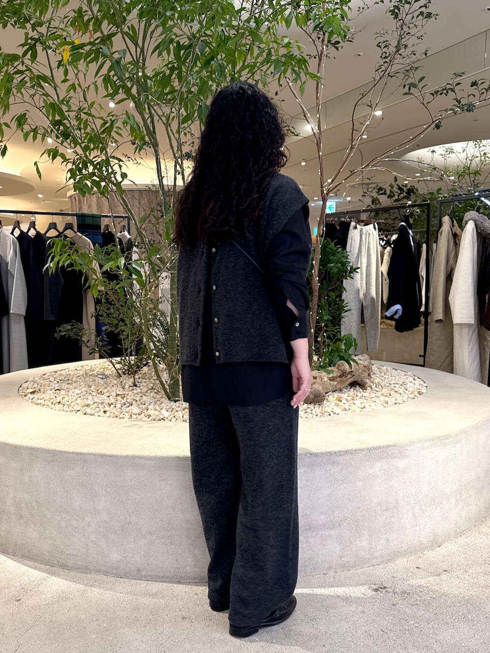 ブラック系のショルダーバッグ、ブラック系のシャツ/ブラウス、グレー系のその他パンツを着用したレディースの冬コーディネートの2枚目の写真