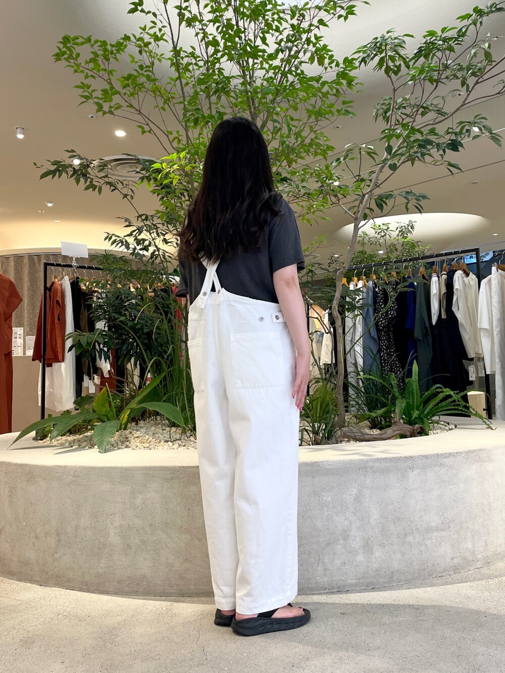 ブラック系のサンダル、ホワイト系のサロペット/オーバーオール、グレー系のTシャツ/カットソーを着用したレディースの夏コーディネートの2枚目の写真