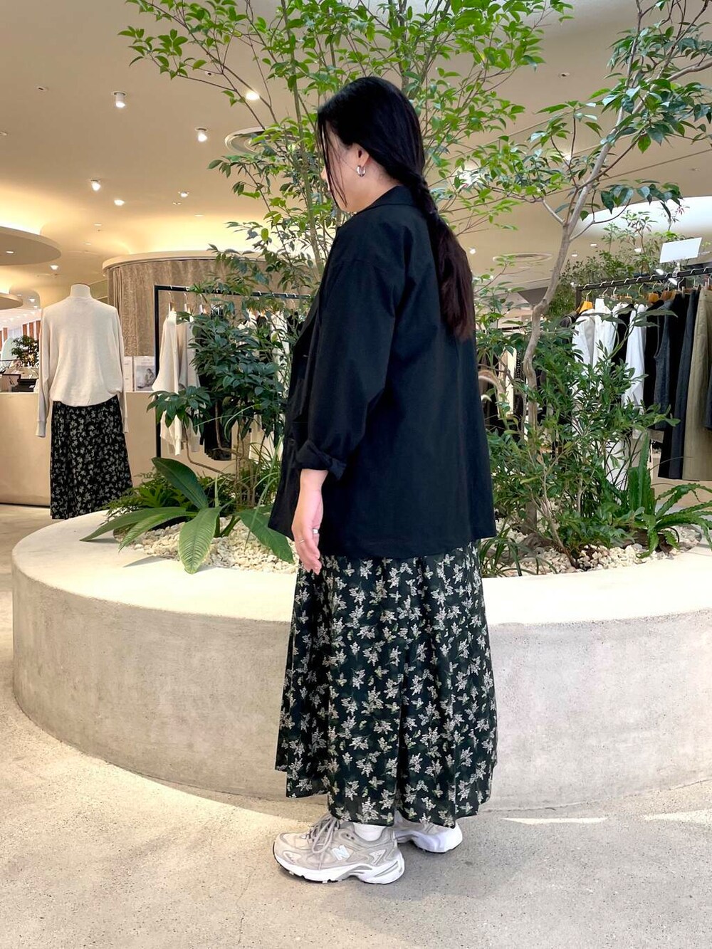 ホワイト系のTシャツ/カットソー、ブラック系のスカート、ブラック系のその他アウターを着用したレディースの秋コーディネートの2枚目の写真