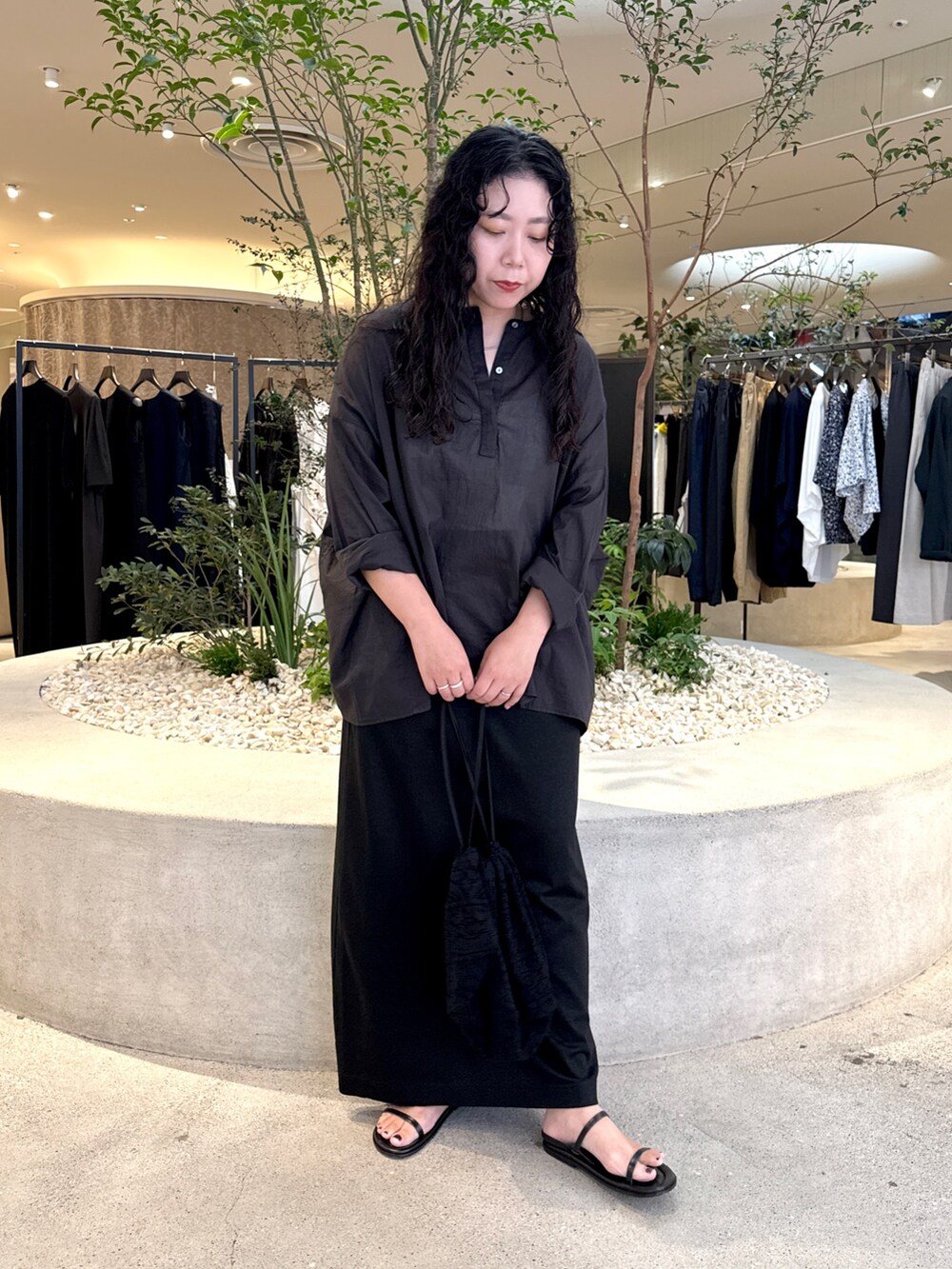 ブラック系のシャツ/ブラウス、ブラック系のスカート、ブラック系のショルダーバッグを着用したレディースの夏コーディネートの4枚目の写真