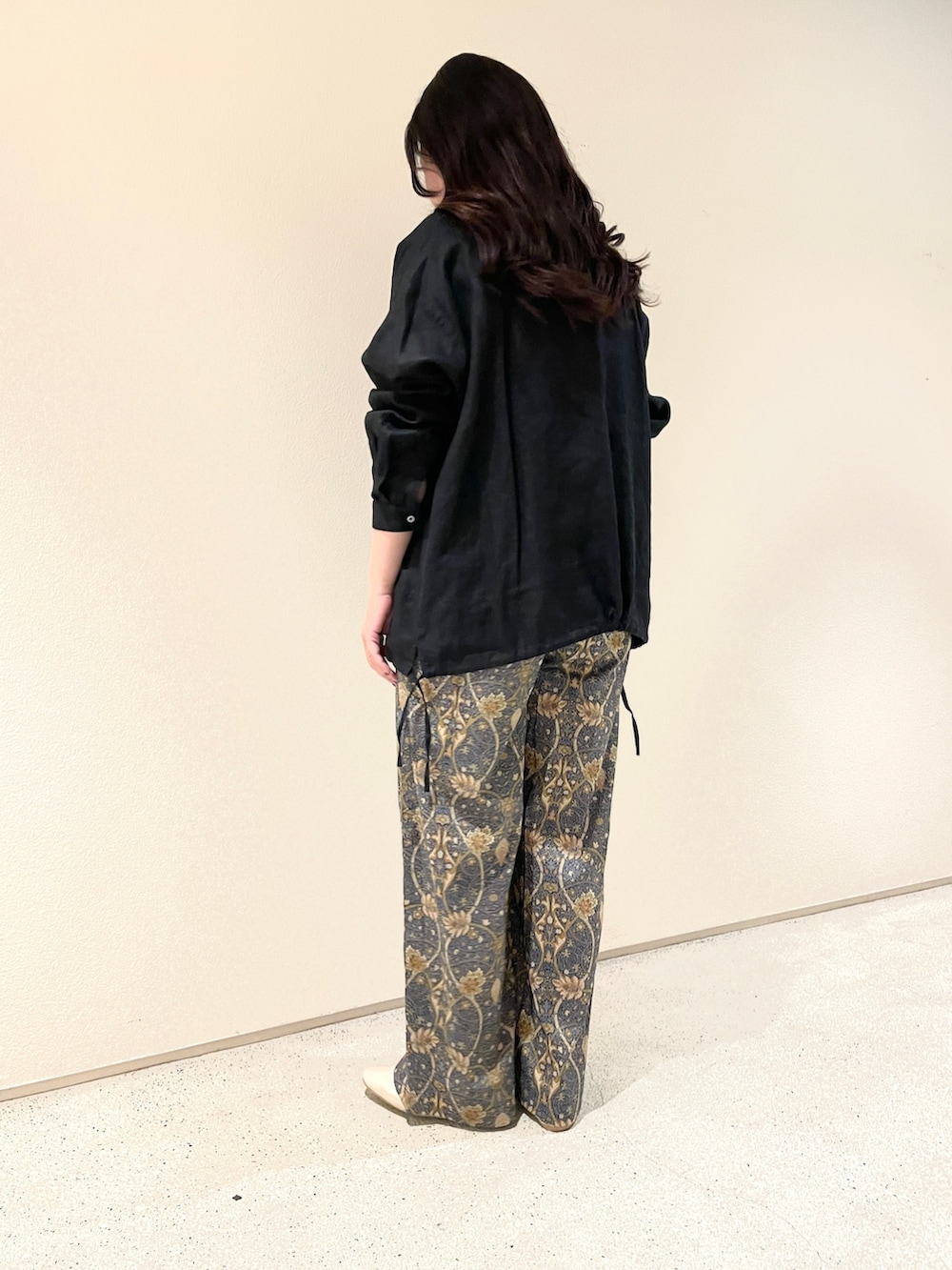 ブラック系のTシャツ/カットソー、ベージュ系のタンクトップ、グレー系のその他パンツを着用したレディースの夏コーディネートの2枚目の写真