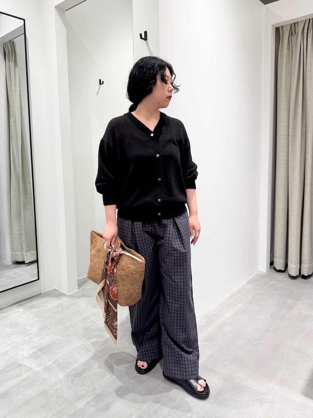 ブラック系のカーディガン/ボレロ、グレー系のその他パンツを着用したレディースの春コーディネートの5枚目の写真