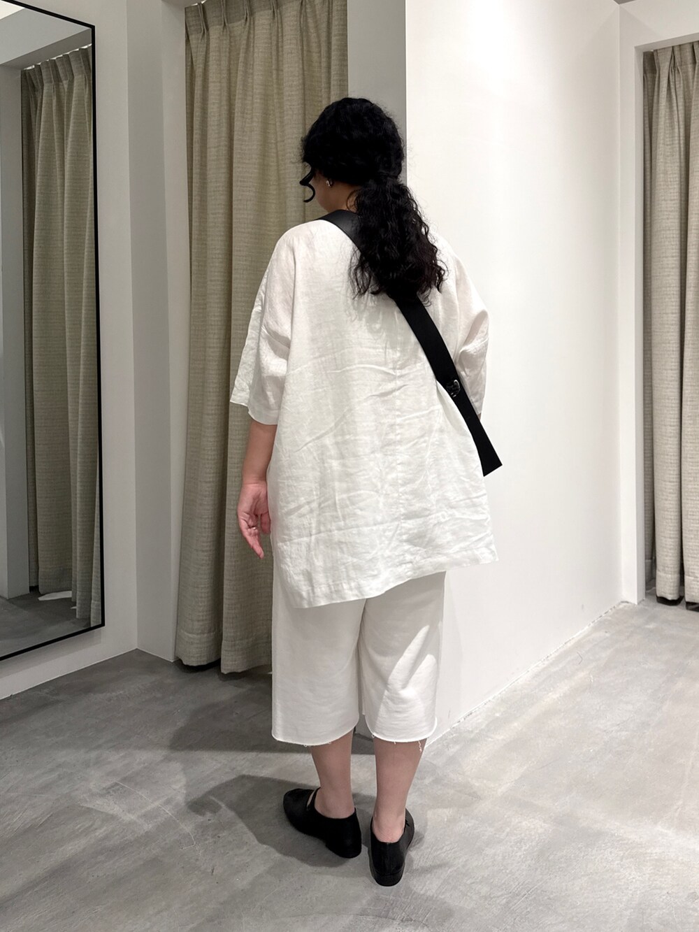 ホワイト系のシャツ/ブラウス、ブラック系のショルダーバッグ、ホワイト系のその他パンツを着用したレディースの夏コーディネートの4枚目の写真