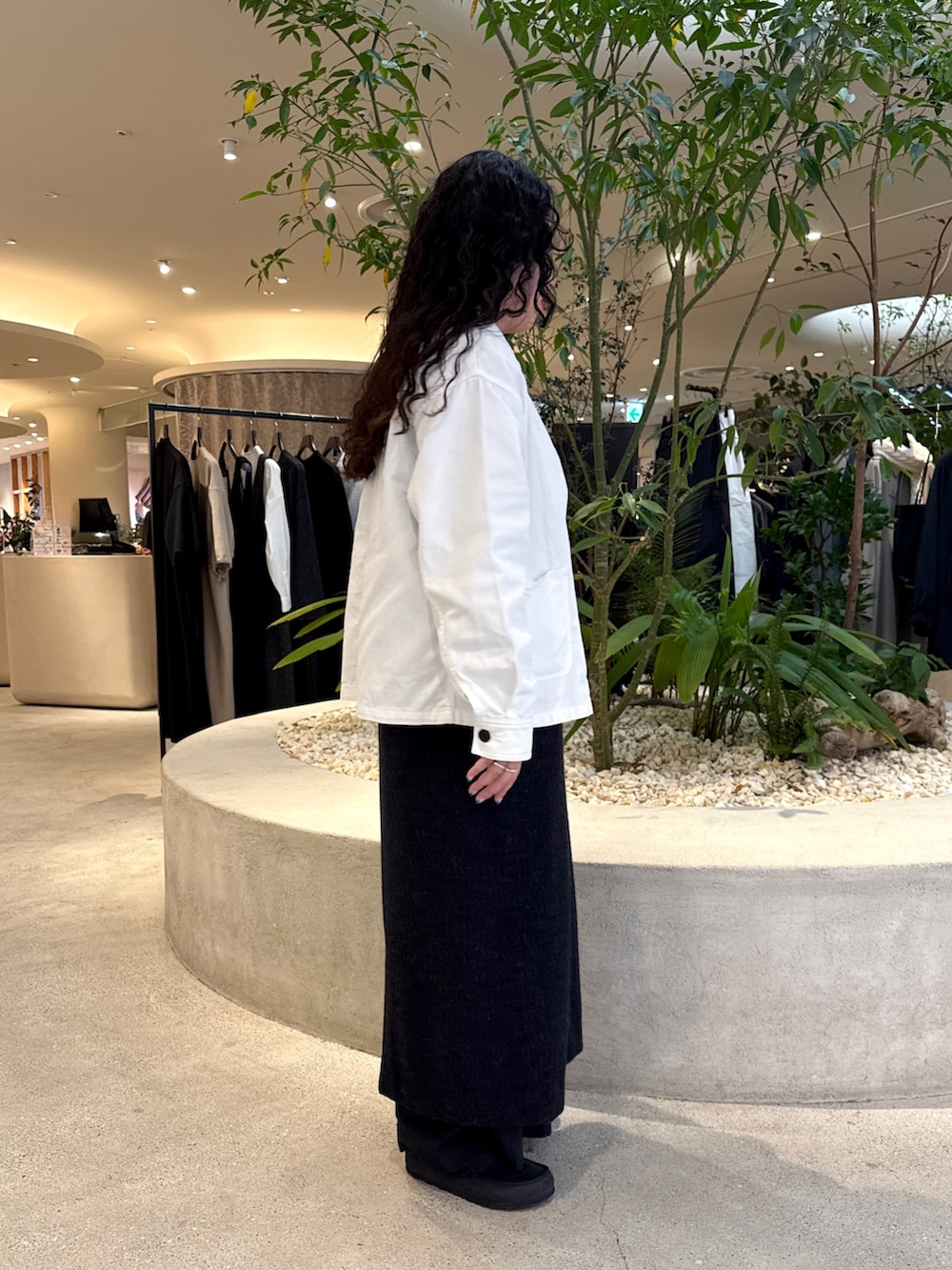 ホワイト系のカバーオール、ブラック系のTシャツ/カットソー、グレー系のワンピースを着用したレディースの冬コーディネートの2枚目の写真