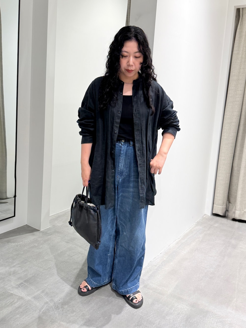 ブルー系のデニムパンツ、ブラック系のTシャツ/カットソー、シルバー系のネックレスを着用したレディースの夏コーディネートの5枚目の写真