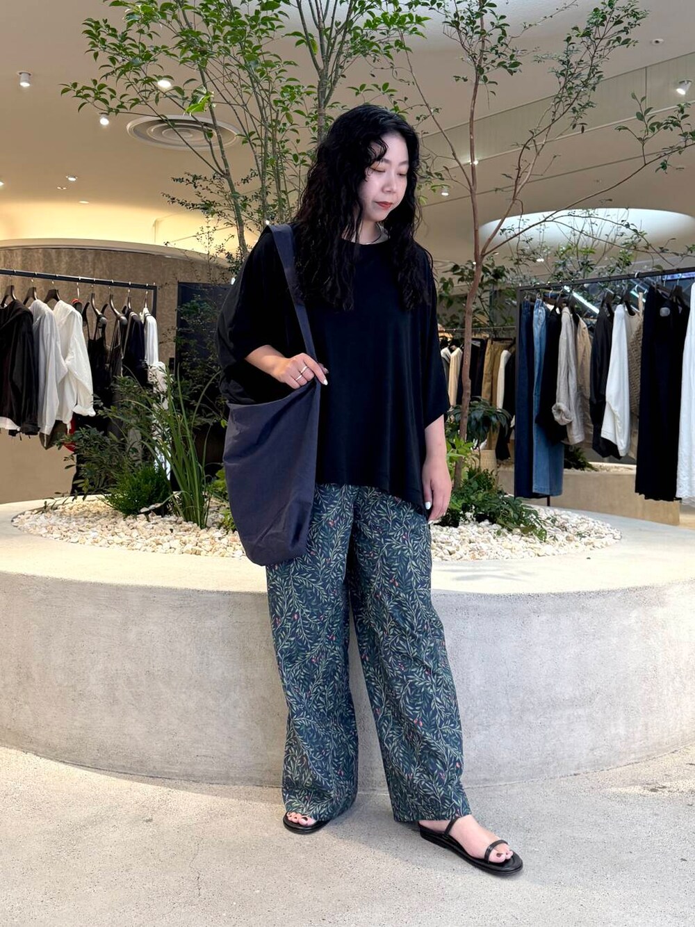 ブルー系のその他パンツ、ブラック系のTシャツ/カットソー、ブルー系のショルダーバッグを着用したレディースの夏コーディネートの4枚目の写真