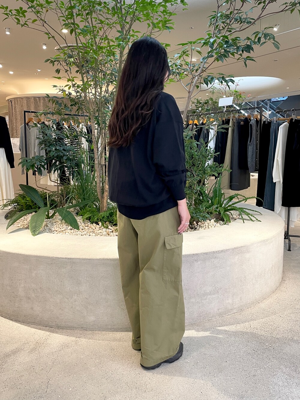 グリーン系のその他パンツ、ブラック系のニット/セーター、ブラック系のカーディガン/ボレロを着用したレディースの秋コーディネートの2枚目の写真