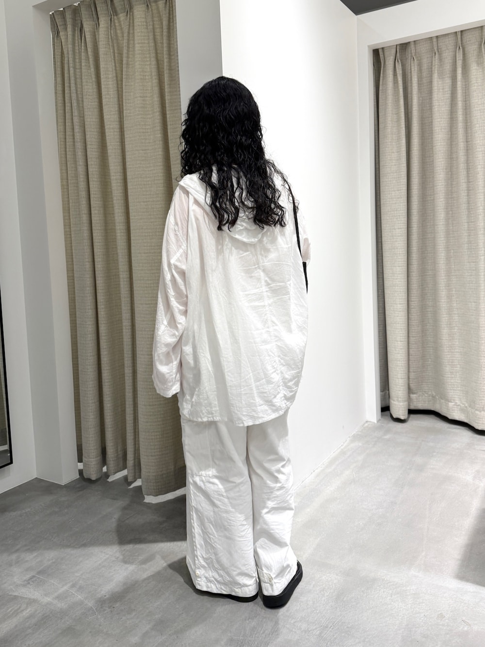 ホワイト系のシャツ/ブラウス、ホワイト系のその他パンツ、ブラック系のハンドバッグを着用したレディースの夏コーディネートの3枚目の写真