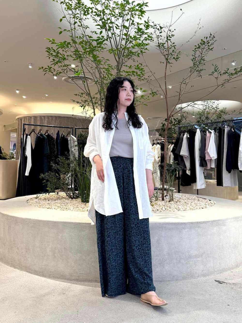 ホワイト系のシャツ/ブラウス、ブルー系のその他パンツを着用したレディースの春コーディネートの4枚目の写真