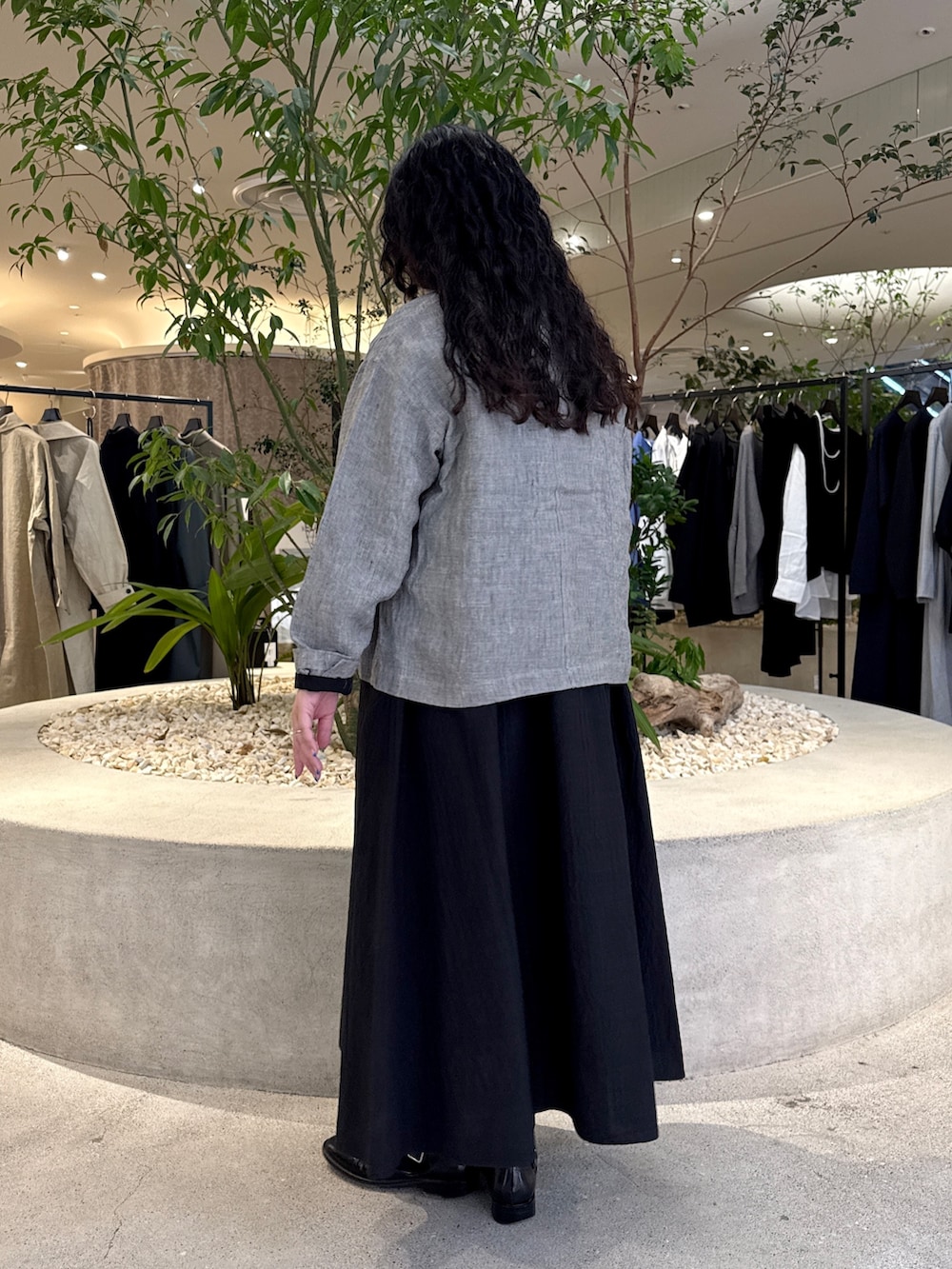 グレー系のその他アウター、ブルー系のワンピース、ブラック系のその他雑貨を着用したレディースの冬コーディネートの3枚目の写真