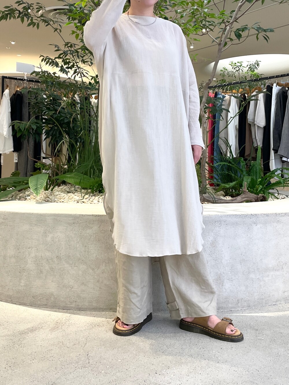 ベージュ系のその他パンツ、ベージュ系のチュニックを着用したレディースの夏コーディネートの3枚目の写真