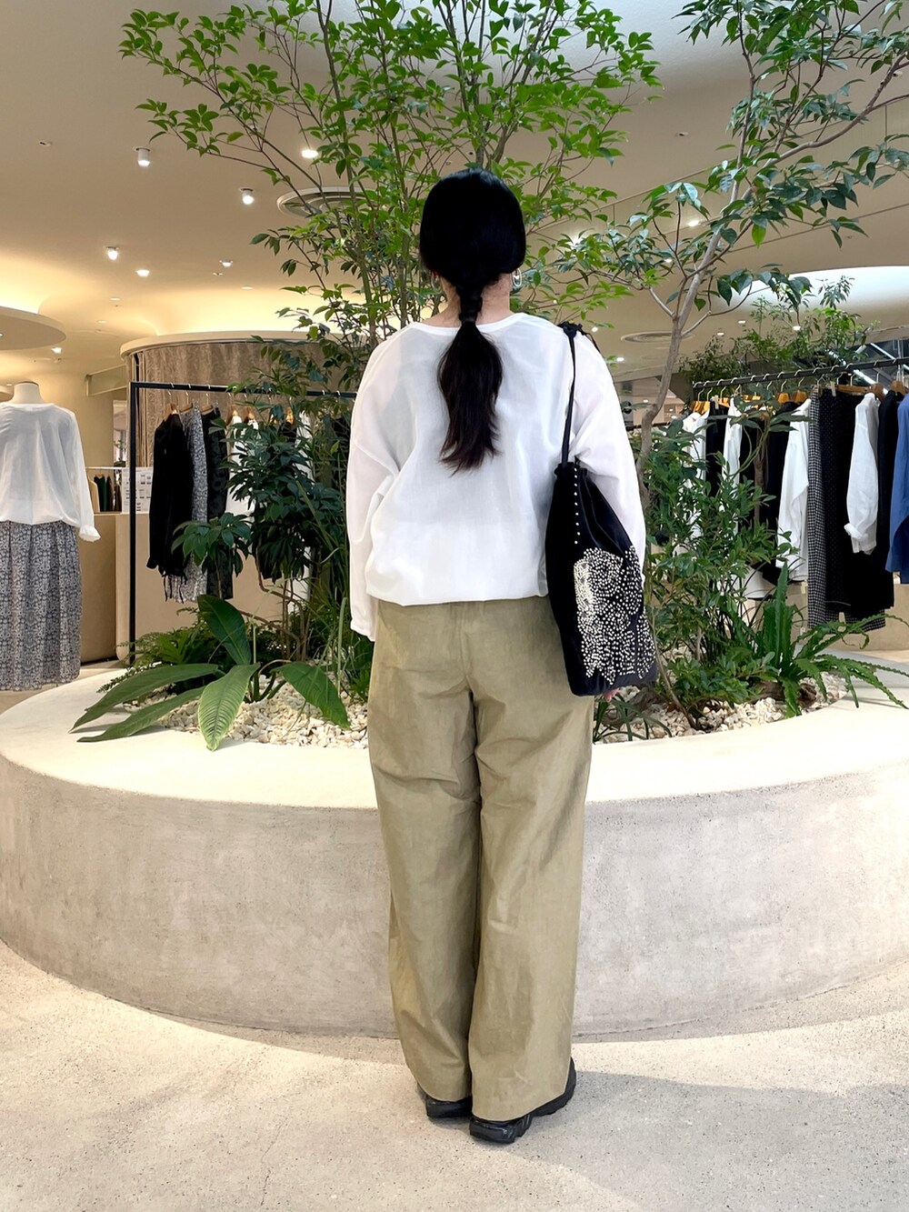 ブラック系のバッグ、ホワイト系のシャツ/ブラウス、ベージュ系のその他パンツを着用したレディースの秋コーディネートの3枚目の写真