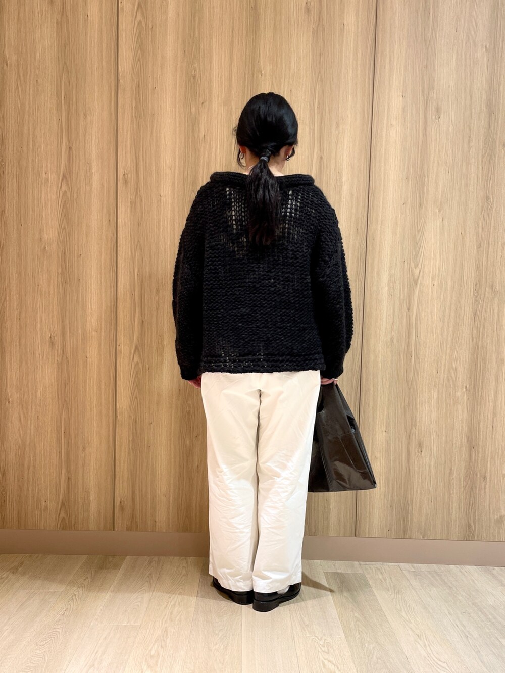 ベージュ系のタンクトップ、ホワイト系のその他パンツ、ブラック系のニット/セーターを着用したレディースの秋コーディネートの4枚目の写真