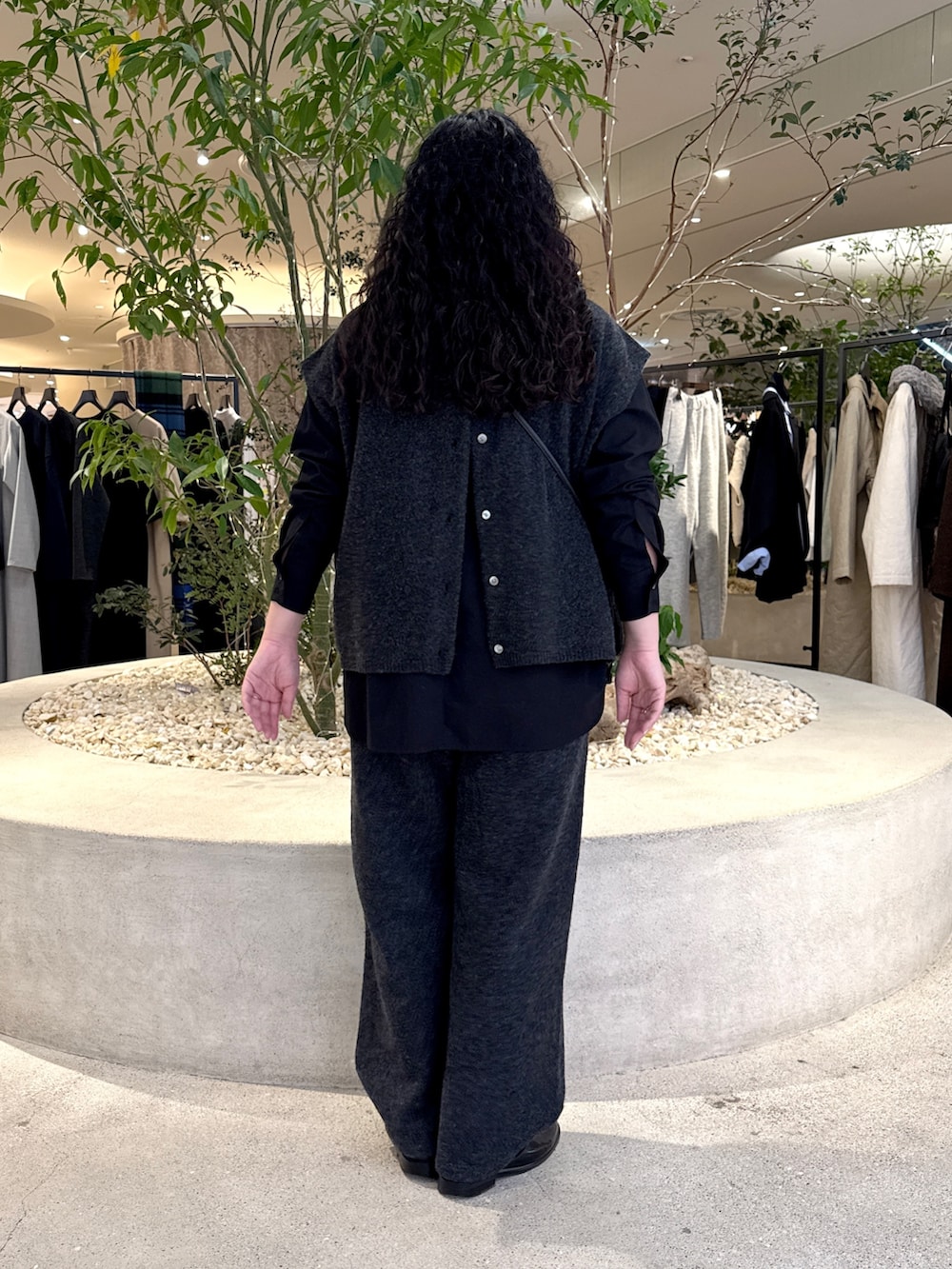 ブラック系のショルダーバッグ、ブラック系のシャツ/ブラウス、グレー系のその他パンツを着用したレディースの冬コーディネートの3枚目の写真