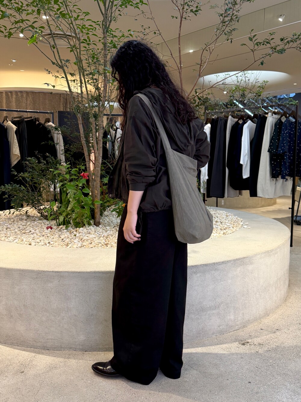 ブラック系のサロペット/オーバーオール、ブラック系のシャツ/ブラウス、グレー系のショルダーバッグを着用したレディースの夏コーディネートの5枚目の写真