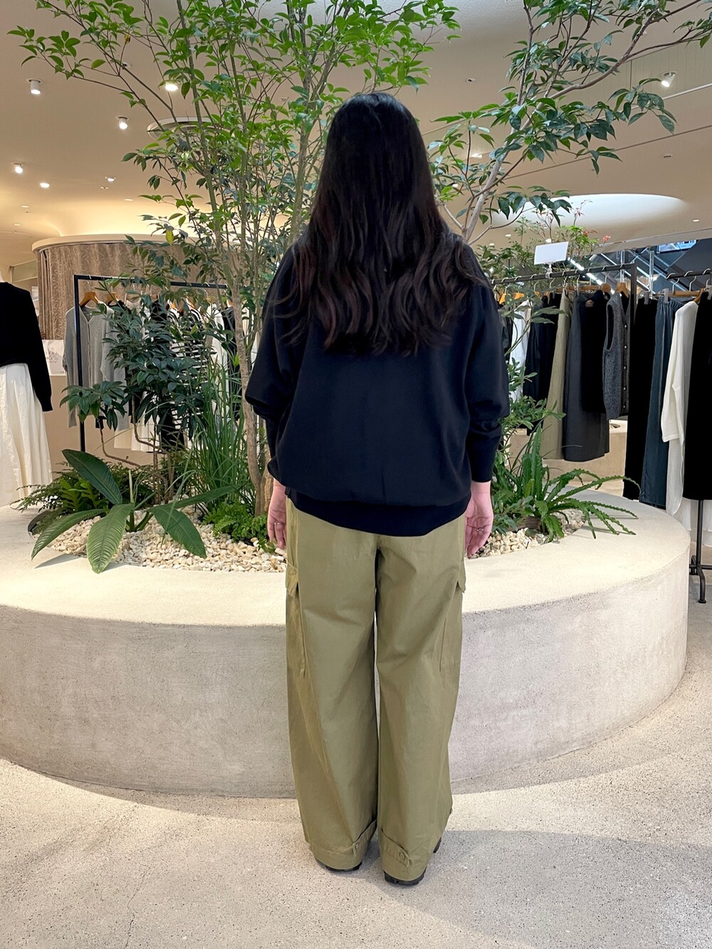 グリーン系のその他パンツ、ブラック系のニット/セーター、ブラック系のカーディガン/ボレロを着用したレディースの秋コーディネートの3枚目の写真