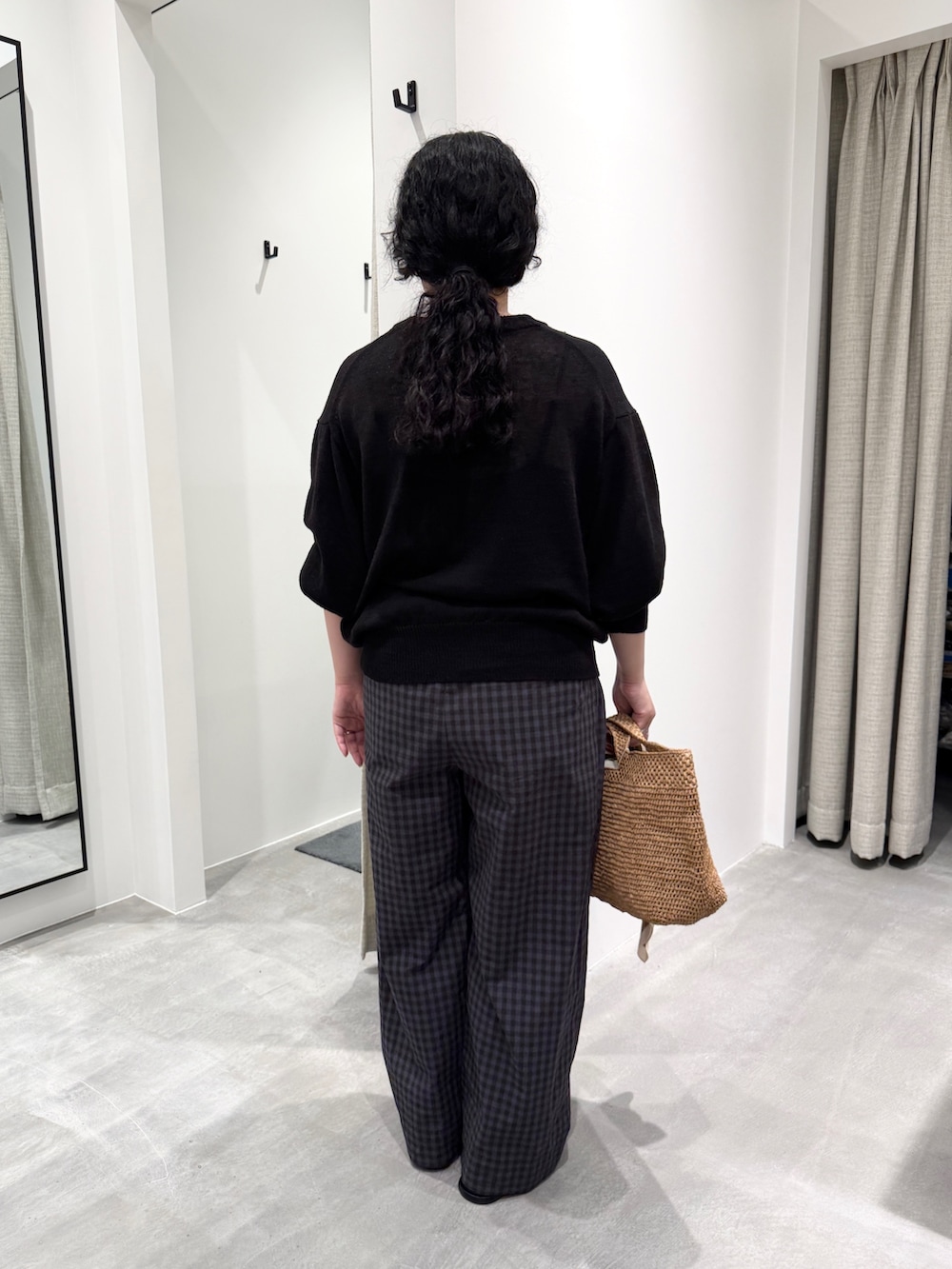ブラック系のカーディガン/ボレロ、グレー系のその他パンツを着用したレディースの春コーディネートの3枚目の写真